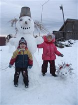 Он из снега, он велик. Это дядя Снеговик.