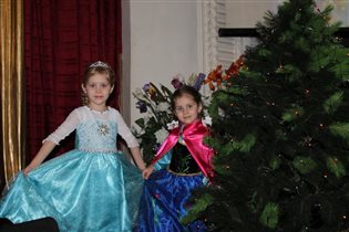 Анастасия и Дарья в роли Эльзы и Анны.