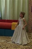 Вероника в роли принцессы на спектакле в садике