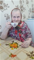 Бабушка с кружечкой чая