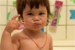 Чистить зубки Есения любит, всегда чистит сама!