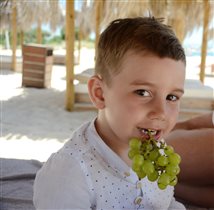 Мальчик с виноградом