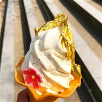 Мороженое с золотом от японских кондитеров в городе 'Золотые болота'