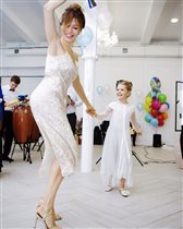 Елена Подкаминская с дочкой зовут танцевать