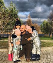 Джиган с дочками: папа в цветнике
