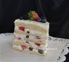 Торт Молочная девочка с ягодами и сливочным кремом