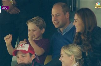 Принц Джордж ликует на футбольной трибуне: 'Настоящая нормальная семья, не то что у Гарри'