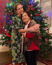 Наталья Водянова у новогодней ёлки: редкое фото с младшими детьми