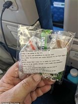 Мама 4-месячного младенца в самолете раздала 200 соседям конфеты и беруши