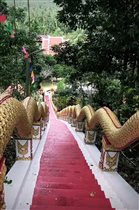Лестница в буддистский храм (Wat Maduea Wan)