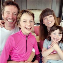 Мила Йовович: фото с мужем и дочками - 'Аааа, сколько зубов!'
