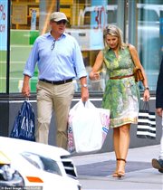 Король Нидерландов с женой: по магазинам с сумками и без охраны
