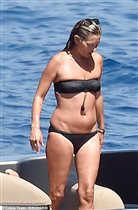 45-летняя Кейт Мосс в купальнике: 'Как хорошо, что она курит'