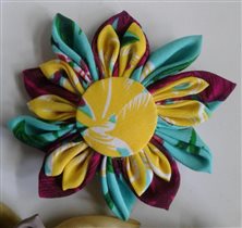 Разноцветный цветок для украшения