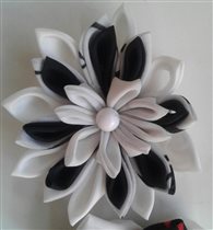 Большой черно белый цветок в технике канзаши