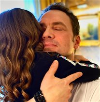 Анна Снаткина c дочкой поздравили Виктора Васильева с 45-летием