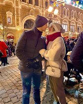 Анна Михайловская: поцелуи жениха и сына на вечерней прогулке
