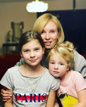 Татьяна Тотьмянина с дочками: 'Три принцессы Алексея Ягудина'