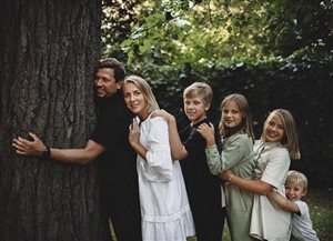 Андрей Мерзликин с женой и 4 детьми: список любимых книг для малышей