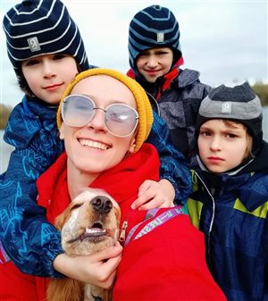 Мария Болтнева с сыновьями-тройняшками и кроткой 'девочкой': озорная семейка