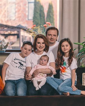 Ирина Слуцкая с мужем и тремя детьми: 'Помогите выбрать фото'