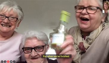 Три пожилые подруги решили самоизолироваться вместе - и с белым вином