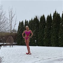 Анастасия Волочкова в купальнике: снег не помеха