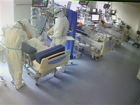 Врач Пироговки: 'Вшестером приходится переворачивать пациента для лучшей вентиляции лёгких'