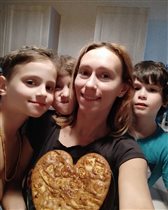 Мария Болтнева и сыновья-тройняшки: 'Мальчики подарили мне самодельный пирог - и чурросы!'