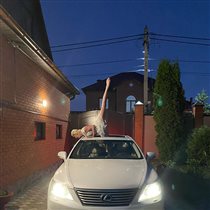 Анастасия Волочкова: самый безумный шпагат - с ногой в люке 'Лексуса'