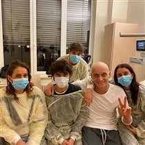 Олег Тиньков переболел ковидом и решился на пересадку костного мозга: фото с женой и 3 детьми