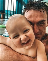 Влад Топалов в кроватке с сыном - и первые слова почти 2-летнего Майкла