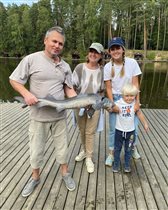 Анна Михайловская с сыном, родителями и осетром