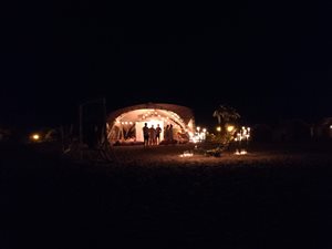 на пляже в Оленевке проводят свадьбы )