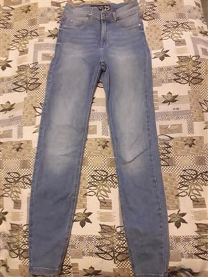 Джинсы  AMISU р.25 (42) стрейч в идеале